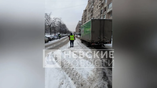 Водитель грузовика задел пенсионерку на тротуаре у дома на улице Димитрова