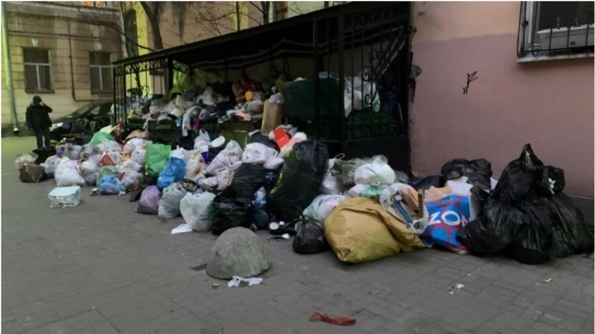 Горы мусора образовались в центре Петербурга 