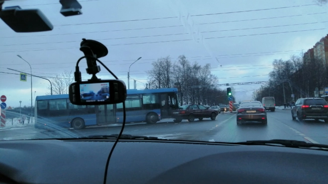 Дорога из Петербурга к Красному Селу оказалась полностью перекрыта из-за аварии