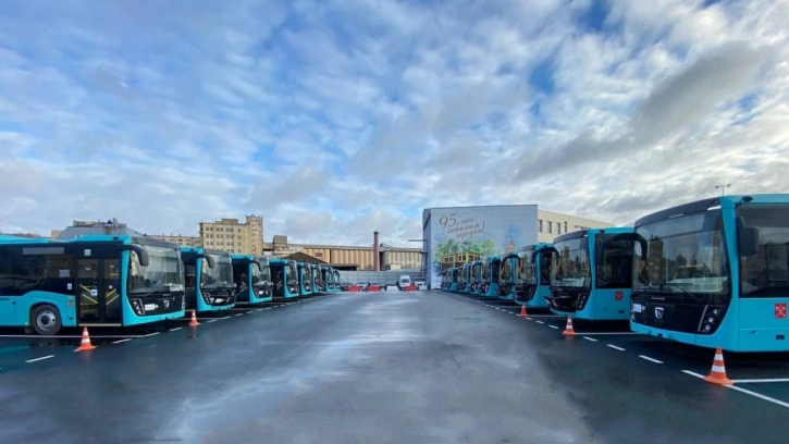 В Петербург прибыли 20 новых автобусов на природном газе 