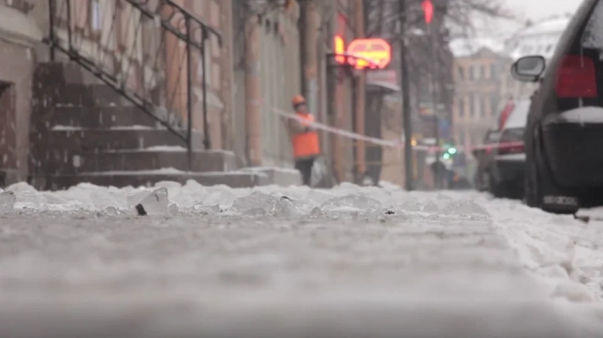 Снегопад в Петербурге убирали почти 900 единиц спецтехники