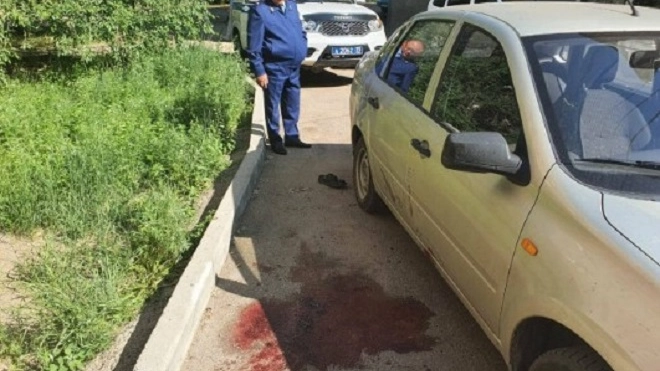 Неизвестный застрелил женщину и ранил мужчину в одном из дворов в Чите