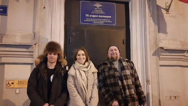 В Петербурге отпустили активиста, который устроил перфоманс с костылем и коньками у Смольного