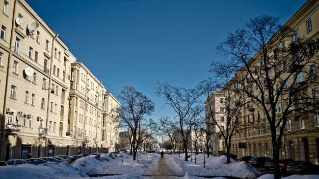 В Петербурге на уборку улиц вышли 300 дворников и 1200 единиц техники