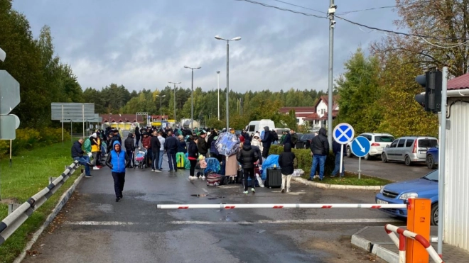 Украинские беженцы проводят по несколько дней на границе России с Эстонией и Латвией