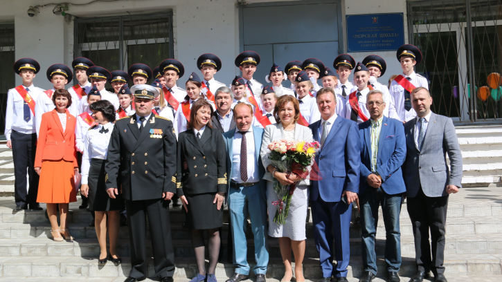 Председатель комитета по благоустройство поздравил выпускников Морской школы с последним звонком Председатель комитета по благоустройство поздравил выпускников Морской школы с последним звонком