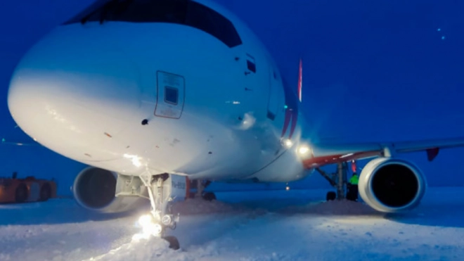 В Норильске пассажирский самолет выкатился за пределы ВПП