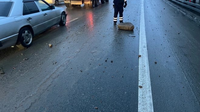 На КАД у Вантового моста из грузовика высыпались булыжники