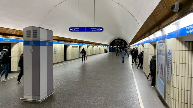 Станцию метро "Петроградская" временно закрыли на вход из-за неработающего эскалатора