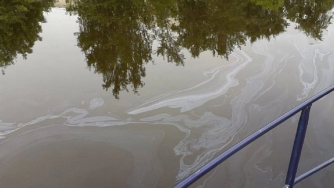 Нефтепродукты попали в реку Екатерингофку 