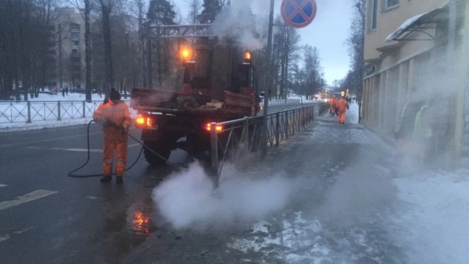 В Петербурге на очистку стоковых канализаций после потепления вышли 40 аварийных бригад