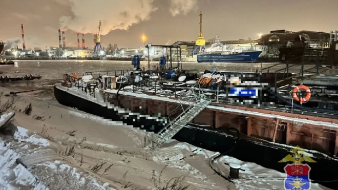 Ночью на судостроительном заводе в Петербурге вспыхнула баржа