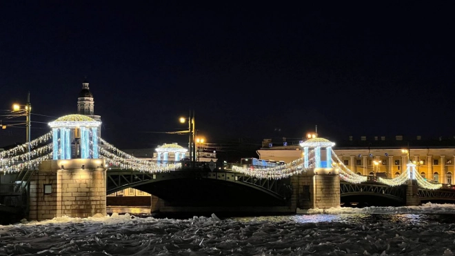 На Неве и Большой Неве в ночь на пятницу разведут мосты в Петербурге