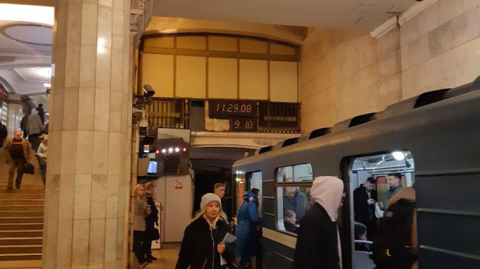 Петербуржцы сообщили о задержке поездов на красной ветке метро