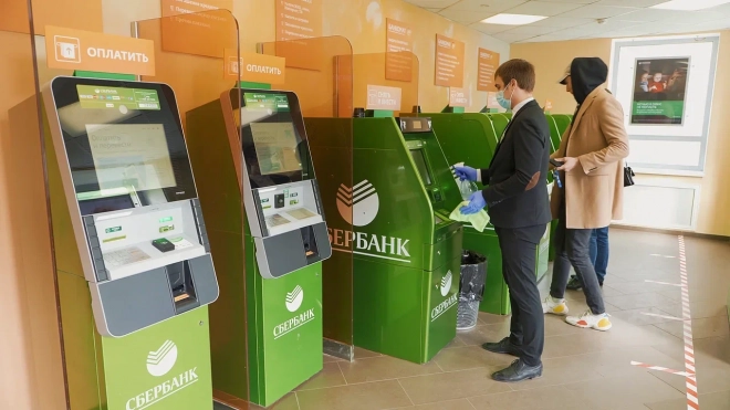 Клиенты "Сбера" теперь могут снимать наличные в банкоматах с помощью мобильного приложения  