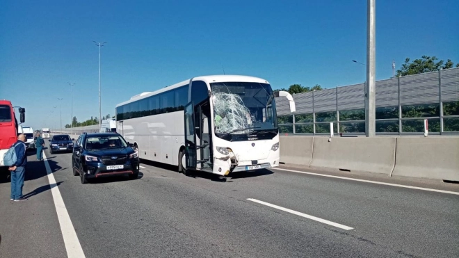 В Ленобласти столкнулись пассажирская "Газель" и рейсовый автобус из Таллина