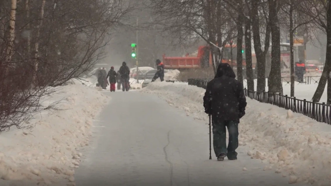 Петербуржцы продолжают падать на льду и получать травмы