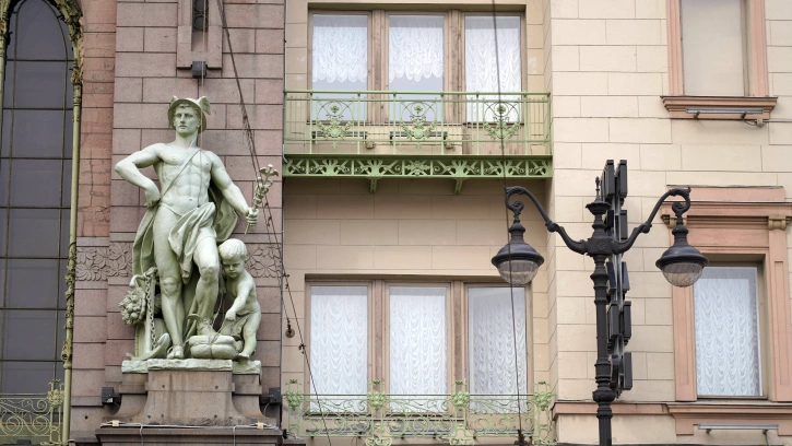 На фасад Театра Комедии имени Акимова вернулись исторические балконные ограждения 