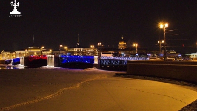 В цвета триколора окрасился Дворцовый мост в Петербурге в День защитника Отечества
