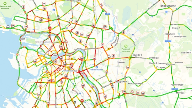 Ситуацию на дорогах в Петербурге оценили в 9 баллов