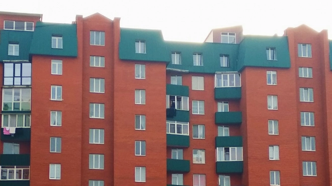На улице Седова мужчина свалился с крыши, когда пытался помочь другу попасть в квартиру