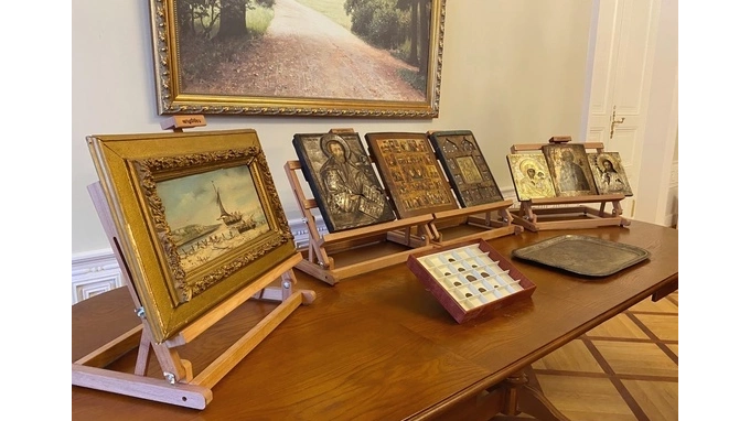 Гатчинскому дворцу передали 18 предметов искусства, отобранных у контрабандистов