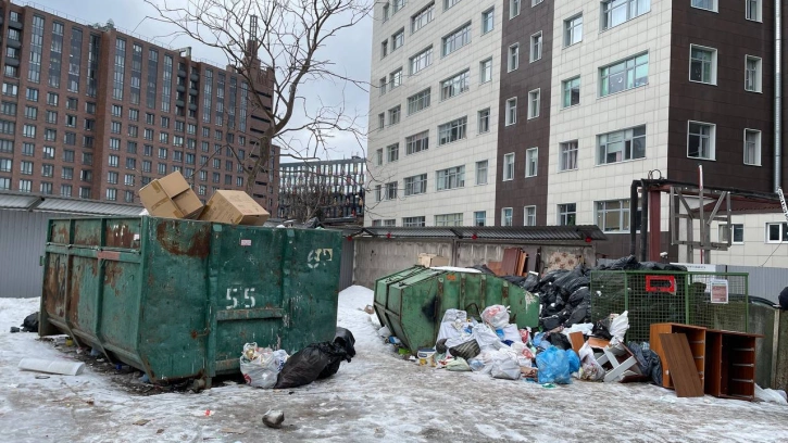 Петербуржцы делятся фотографиями заваленных мусором контейнерных площадок 