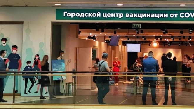 Вакцинироваться от COVID-19 в Петербурге хотят 60 тысяч иностранцев