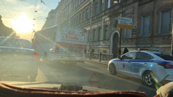 На перекрестке Литейного и Белинского произошло ДТП с маршруткой 