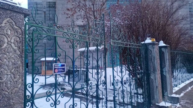 В Петербурге мужчина сломал ворота Соборной мечети 
