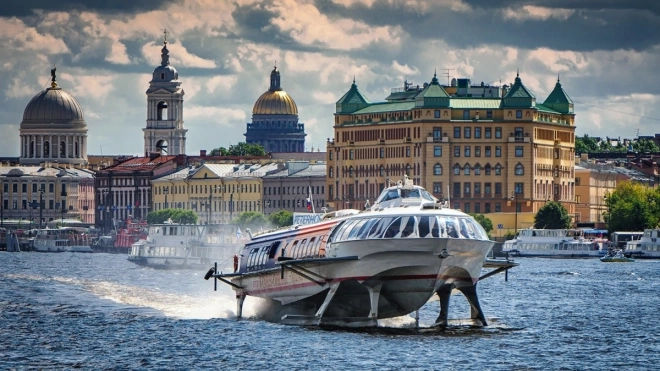 Иностранные туристы заинтересовались прогулками на теплоходах в Петербурге
