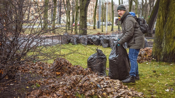 Активисты Светлановского округа освободили листву из полиэтиленовых пакетов 