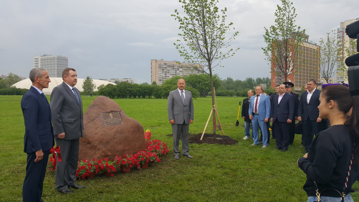 В Полюстровском парке открыли липовую аллею в честь 100-летия Уголовного розыска В Полюстровском парке открыли липовую аллею в честь 100-летия Уголовного розыска