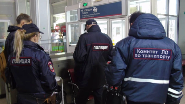 За нерабочие дни сотрудники комитета по транспорту Ленобласти составили 57 протоколов о нарушении "масочного режима"