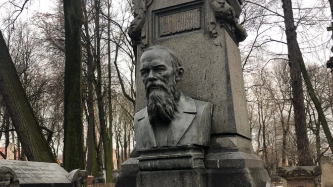 Губернатор возложил цветы к могиле Федора Достоевского