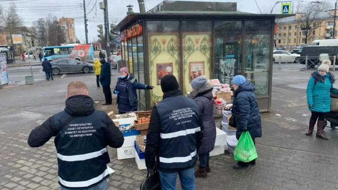 Стало известно, чем торговали на почти 40 незаконных торговых точках, освобожденных ККИ в Петербурге