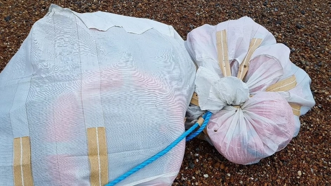 На пляж Британии выбросило почти тонну кокаина