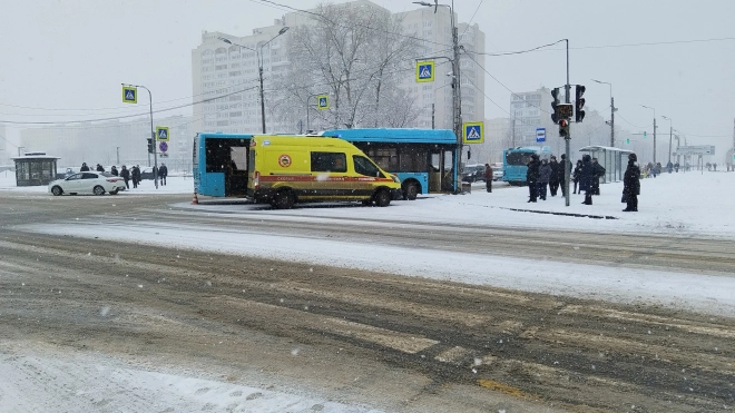 Лазурный автобус попал в ДТП в Колпинском районе