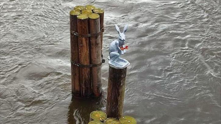 Знаменитую скульптуру зайца вернули на ледорез у Иоанновского моста