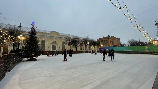 На Манежной площади Петербурга при поддержке Сбера открылся бесплатный ледовый каток