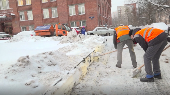 Восемь тысяч дворников расчищали Петербург от снега