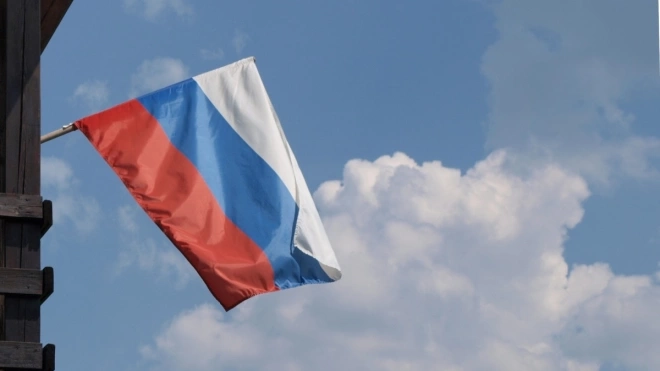 На проспекте Королева неизвестный облил красной краской флаг России