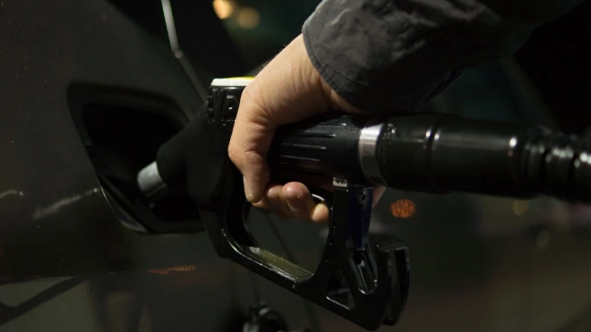 Неизвестный водитель автомобиля гендиректора банка украл топливо 