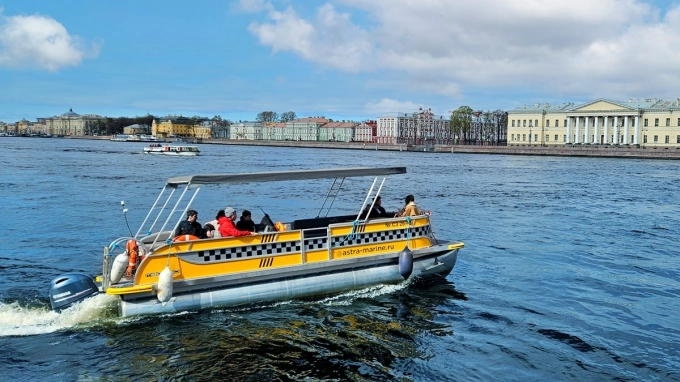 Паромная переправа в Петербурге перевезла более 55 тыс. пассажиров за три месяца