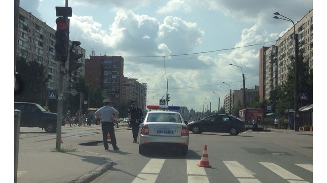 На перекрестке Наставников и Ленской на метр провалился асфальт 