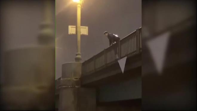 Человек в горящей куртке сорвался с Крестовского моста