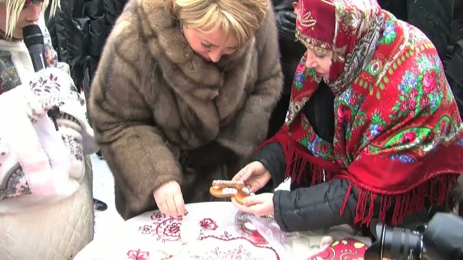 7 кистей на одну «Новогоднюю ночь»: Валентина Матвиенко приложила руку к Рождественской азбуке