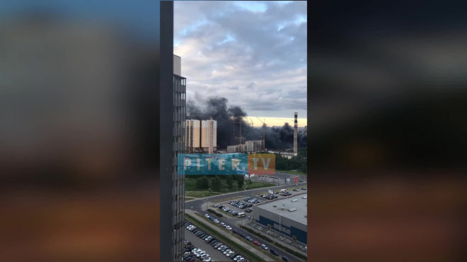 К ликвидации пожара на стройке в Невском районе привлекли 99 спасателей и 30 единиц техники