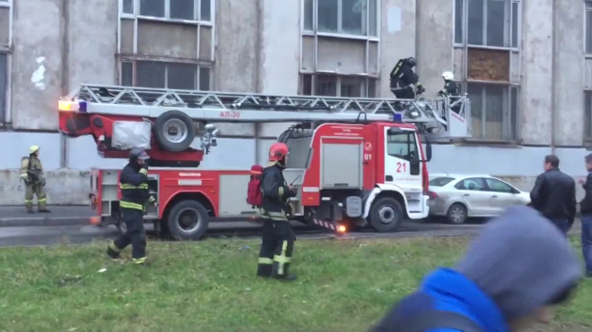 Горят склады на Киришской. В здании остался человек