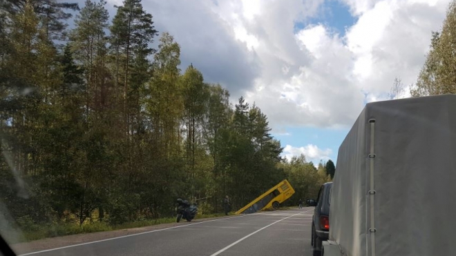 Автобус с пассажирами улетел в кювет на трассе в Ленобласти